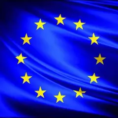 Flaga Unii Europejskiej: niebieskie tło z kręgiem dwunastu złotych gwiazd.