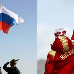 Flaga Rosji powiewa na maszcie, obok żołnierze oddają honory. Na drugim planie sportowiec w czerwonej kurtce z napisem "RUSSIA" unosi pięść w geście triumfu.
