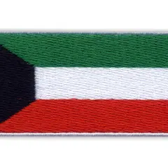 Naszywka z flagą Kuwejtu: zielony, biały i czerwony pas poziomo, z czarnym trójkątem przy drzewcu.