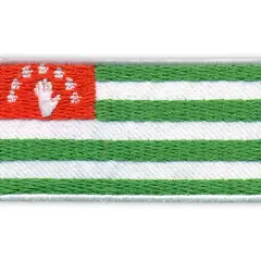 Naszywka z flagą Abchazji: czerwony prostokąt z białą dłonią i gwiazdami, obok zielono-białe pasy.
