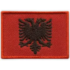 Naszywka z dwugłowym czarnym orłem na czerwonym tle – flaga Albanii.