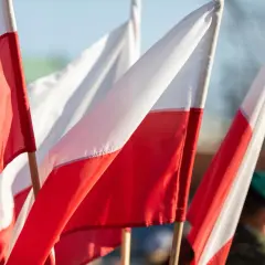 Jak wygląda flaga Polski? Odkryj jej znaczenie i symbolikę