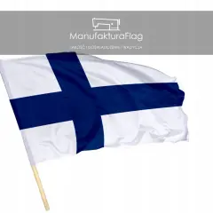 Flaga biała z niebieskim krzyżem, symbol Finlandii, powiewa na drewnianym kiju.