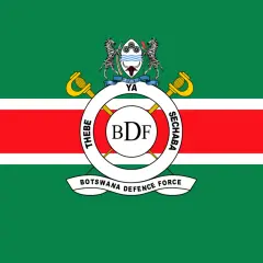 Flaga Botswany Defence Force: zielone pasy z białym i czerwonym środkowym pasem, herb z zebrą i mieczami, okrąg z napisem "BDF".