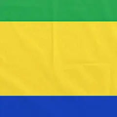 Flaga Gabonu: zielono-żółto-niebieska, symbolizująca lasy, słońce i wybrzeże.