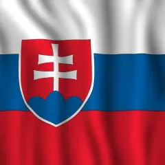 Flaga Słowacji powiewa na wietrze. Biały, niebieski i czerwony pas z herbem Słowacji po lewej stronie.