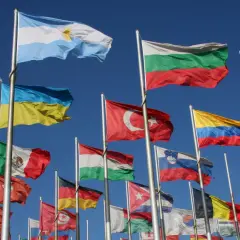 Wiele flag narodowych powiewa na wietrze. Czy to najtrudniejsza flaga na świecie?
