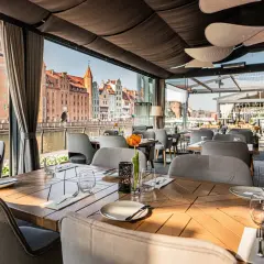 Elegancka restauracja z widokiem na zabytkowe kamienice. Idealne miejsce, by zjeść w międzygórzu.