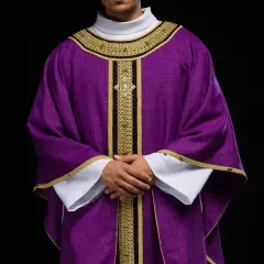 Szata liturgiczna w barwach papieskich, fioletowa z bogatymi złotymi zdobieniami, symbolizująca czas pokuty i refleksji.