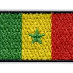 Naszywka z flagą Senegalu: zielony, żółty i czerwony pas pionowy, z zieloną gwiazdą pośrodku.