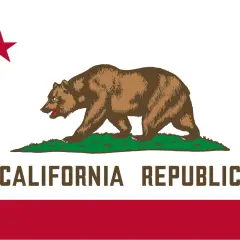 Flaga Kalifornii z niedźwiedziem brunatnym, czerwoną gwiazdą i napisem "CALIFORNIA REPUBLIC".