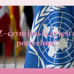 Błękitna flaga ONZ z globusem i gałązkami oliwnymi na tle innych flag. Napis: "ONZ - czym jest i czy jest nam potrzebne?".