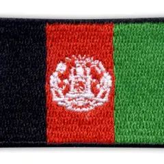 Naszywka z flagą czarno-czerwono-zieloną, symbolizującą Afganistan, z białym godłem pośrodku.