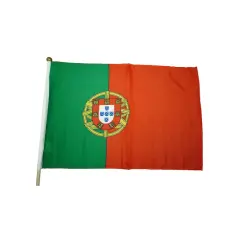 Flaga zielono czerwona z tarczą herbową. Dumnie powiewa na maszcie, symbolizując Portugalię.
