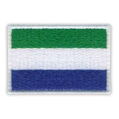 Haftowana flaga Sierra Leone z zielonym, białym i niebieskim pasem.