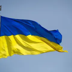 Flaga niebiesko żółta powiewa na wietrze, symbolizując nadzieję i wolność.