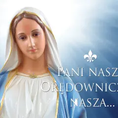 Figurka Matki Bożej z napisem "Pani Nasza, Orędowniczko Nasza...". Flaga maryjna.