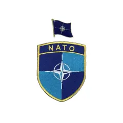Naszywka i przypinka z symbolem NATO.