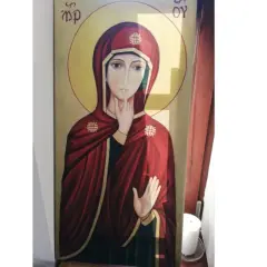 Ikona Matki Bożej w głębokich, maryjnych kolorach. Czerwień płaszcza i złota aureola podkreślają jej majestat.