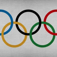 Pięć splecionych kół, symbolizujących jedność świata, tworzy znak olimpijski.