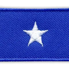 Naszywka z flagą Somalii: niebieskie tło z białym, pięcioramiennym gwiazdorem pośrodku.
