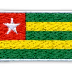 Naszywka z flagą Togo. Czerwony kwadrat z białą gwiazdą obok zielono-żółtych pasów.