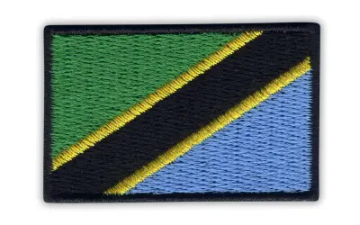 Naszywka z flagą Tanzanii, z zielonym, czarnym i niebieskim pasem rozdzielonymi żółtymi liniami.