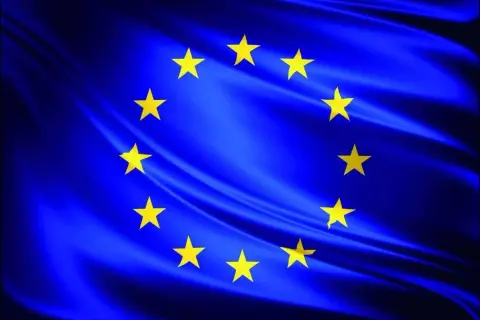 Flaga Unii Europejskiej: niebieskie tło z kręgiem dwunastu złotych gwiazd.