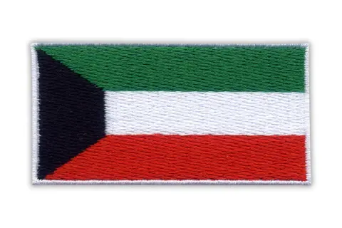Naszywka z flagą Kuwejtu: zielony, biały i czerwony pas poziomo, z czarnym trójkątem przy drzewcu.