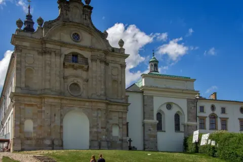 Na Łysej Górze widać barokowy klasztor z kamienną fasadą i zieloną kopułą.