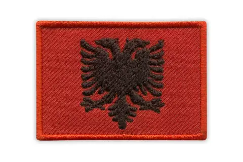 Naszywka z dwugłowym czarnym orłem na czerwonym tle – flaga Albanii.
