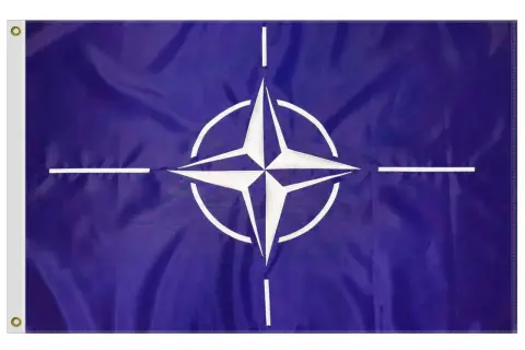 Flaga NATO: granatowe tło, biała czteroramienna gwiazda z okręgiem i czterema białymi liniami.