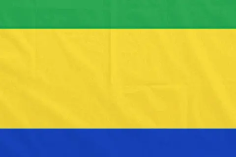 Flaga Gabonu: zielono-żółto-niebieska, symbolizująca lasy, słońce i wybrzeże.