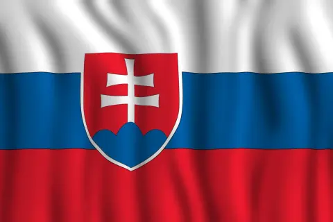 Flaga Słowacji powiewa na wietrze. Biały, niebieski i czerwony pas z herbem Słowacji po lewej stronie.