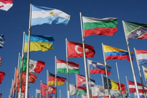 Wiele flag narodowych powiewa na wietrze. Czy to najtrudniejsza flaga na świecie?