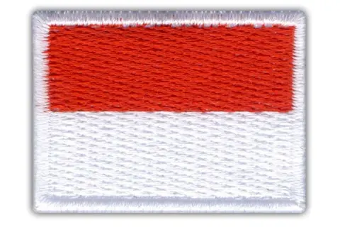 Naszywka z flagą Monako, czerwono-biała, z białym obszyciem.