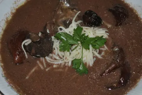 Gdzie zjeść czerninę w Poznaniu? Odkryj najlepsze restauracje