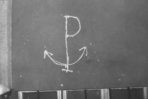 Kotwica z literą "P" - polska walcząca symbol nadziei i oporu.