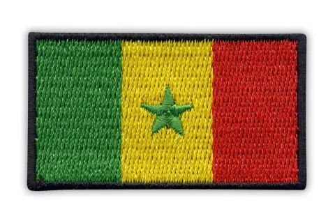Naszywka z flagą Senegalu: zielony, żółty i czerwony pas pionowy, z zieloną gwiazdą pośrodku.
