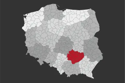 Mapa Polski z zaznaczonym na czerwono obszarem Świętokrzyskiego Parku Narodowego.