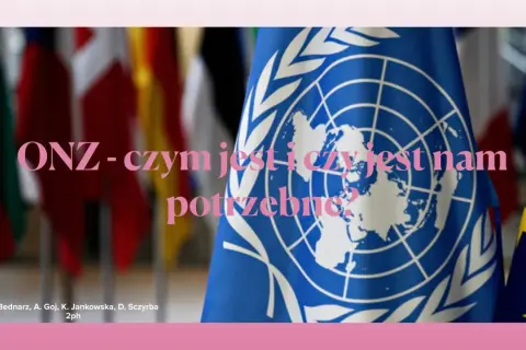 Błękitna flaga ONZ z globusem i gałązkami oliwnymi na tle innych flag. Napis: "ONZ - czym jest i czy jest nam potrzebne?".