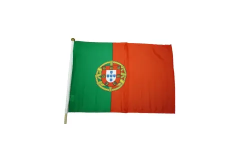 Flaga zielono czerwona z tarczą herbową. Dumnie powiewa na maszcie, symbolizując Portugalię.