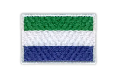 Haftowana flaga Sierra Leone z zielonym, białym i niebieskim pasem.