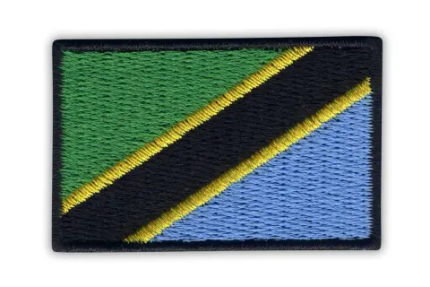 Naszywka z flagą Tanzanii, z zielonym, czarnym i niebieskim pasem rozdzielonymi żółtymi liniami.