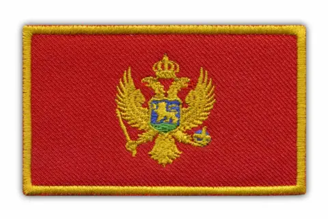 Hafciarska naszywka z godłem Czarnogóry: dwugłowy orzeł w koronie na czerwonym tle, otoczona żółtą ramką.