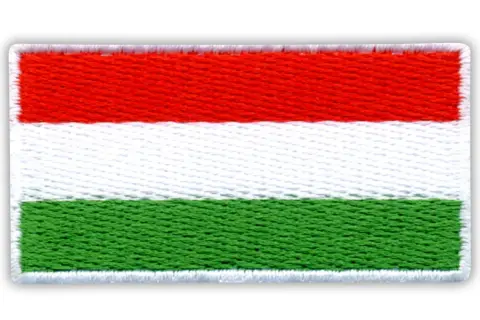 Naszywka z flagą Węgier: poziome pasy czerwony, biały i zielony.