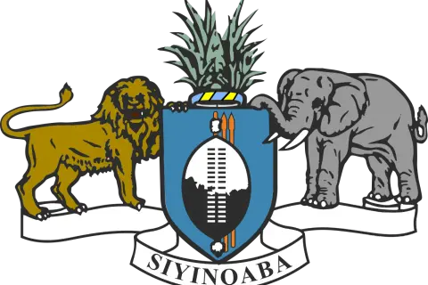 Herb Eswatini: lew i słoń podtrzymują tarczę z włóczniami i tarczą, nad nimi ananas. Slogan "SIYINQABA".