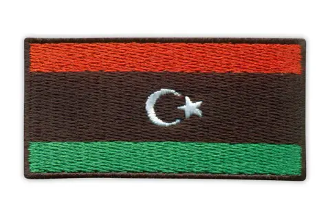 Naszywka z flagą Libii: czerwony, czarny i zielony pas z białym półksiężycem i gwiazdą.