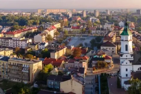 Gdzie jest Ostrowiec Świętokrzyski? Odkryj jego lokalizację i okolice