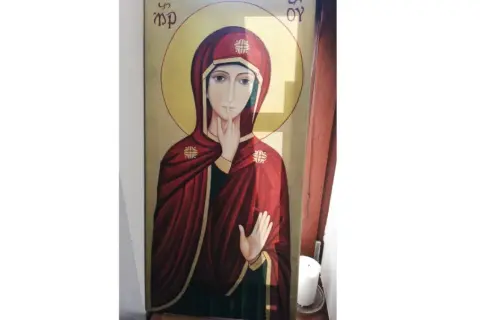 Ikona Matki Bożej w głębokich, maryjnych kolorach. Czerwień płaszcza i złota aureola podkreślają jej majestat.